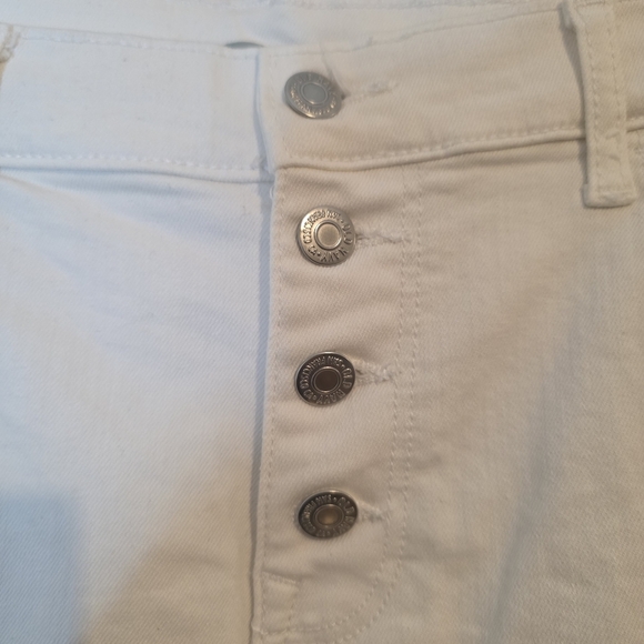 ⭐️40% Off⭐️ Old Navy Mid Rise Boyfriend Cut Off Shorts in Calla Lily - Picture 5 of 13